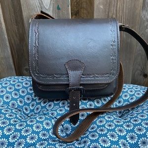 🐻🍂 Stiff embossed leather crossbody purse
